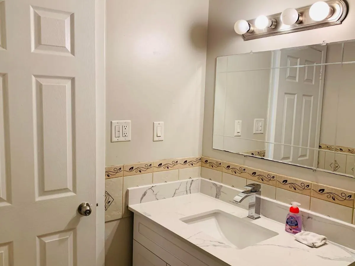 Full Privacy House With Free Parkings Apartment Toronto