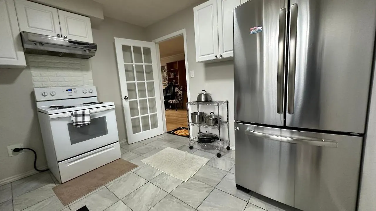 Full Privacy House With Free Parkings Apartment Toronto